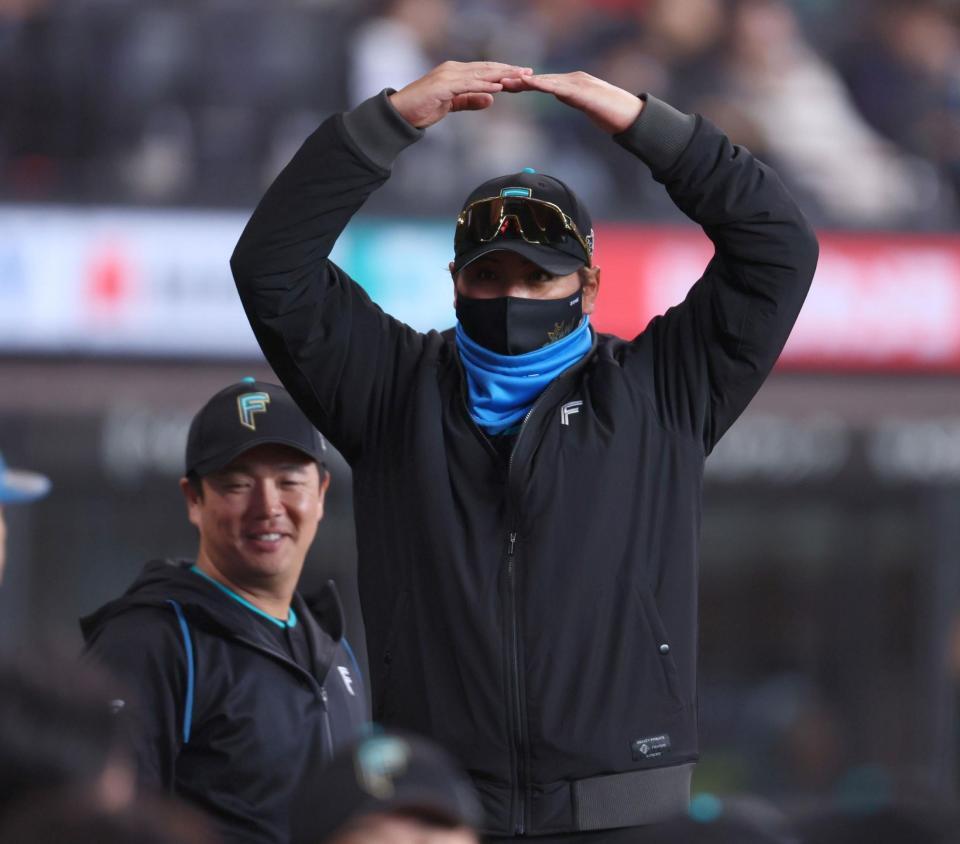 １回、先制となる遊ゴロを放ったレイエスに「○」のポーズをとる新庄監督（撮影・中島達哉）