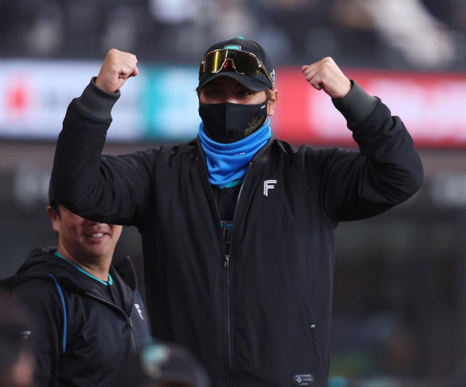 １回、先制となる遊ゴロを放ったレイエスに両手でガッツポーズをとる新庄監督（撮影・中島達哉）