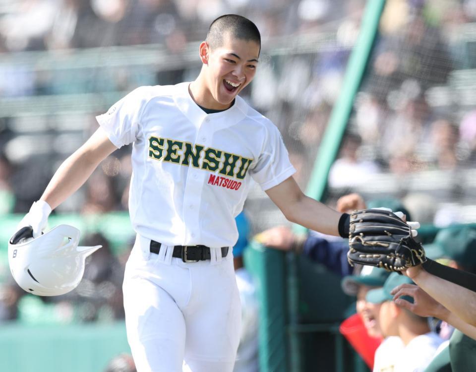 ４回、柴田樹の２点適時三塁打で生還した一走の専大松戸・長谷川大納は笑顔でナインとタッチを交わす（撮影・中田匡峻）