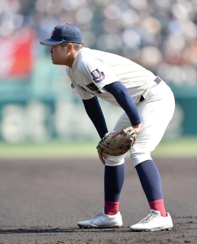 一塁の守備に就く北照・長谷川世和（撮影・開出牧）