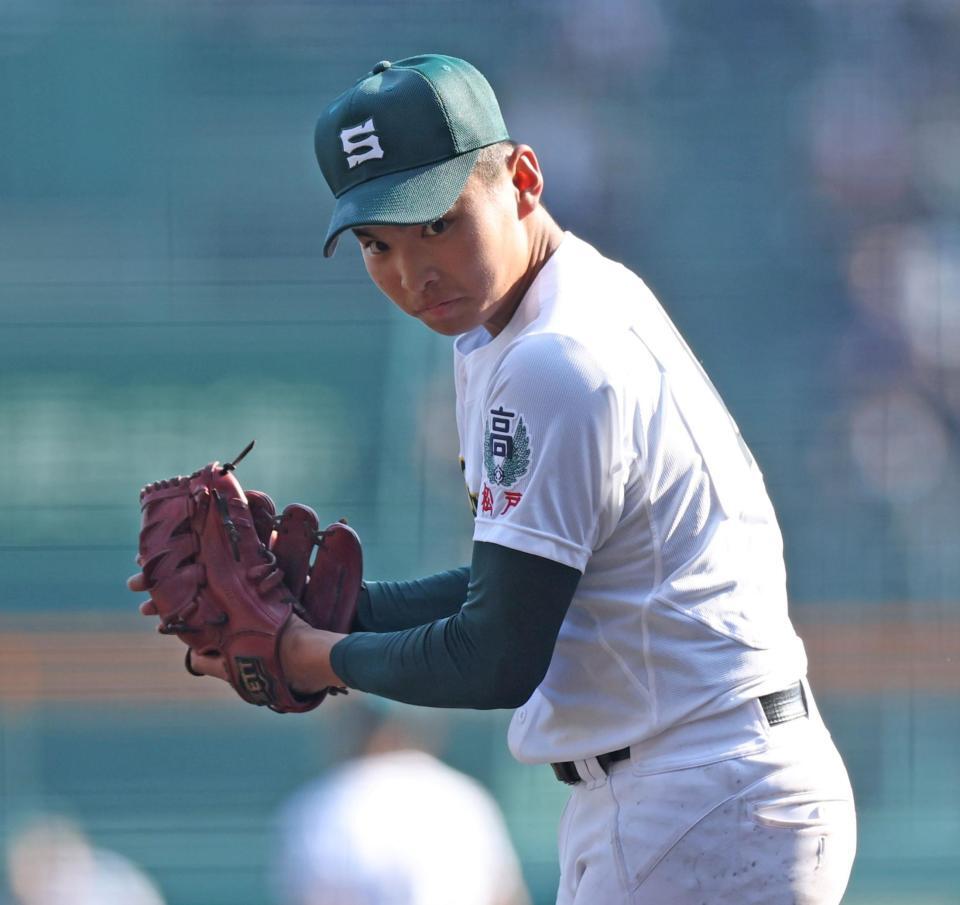 完封勝利を挙げ、小さくグラブをたたく専大松戸・門倉昂大（撮影・中田匡峻）