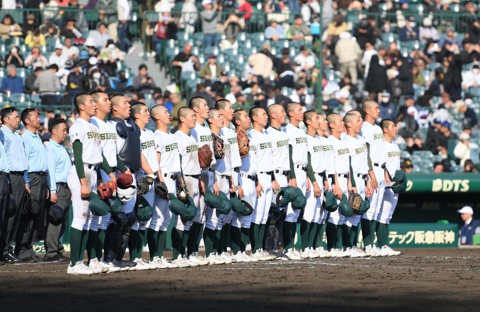 ２回戦進出を決め、校歌を歌う専大松戸ナイン（撮影・開出牧）