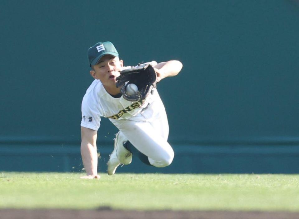 ９回、北照・畠山柊太の打球を好捕する中堅手の専大松戸・三坂辰伸（撮影・中田匡峻）
