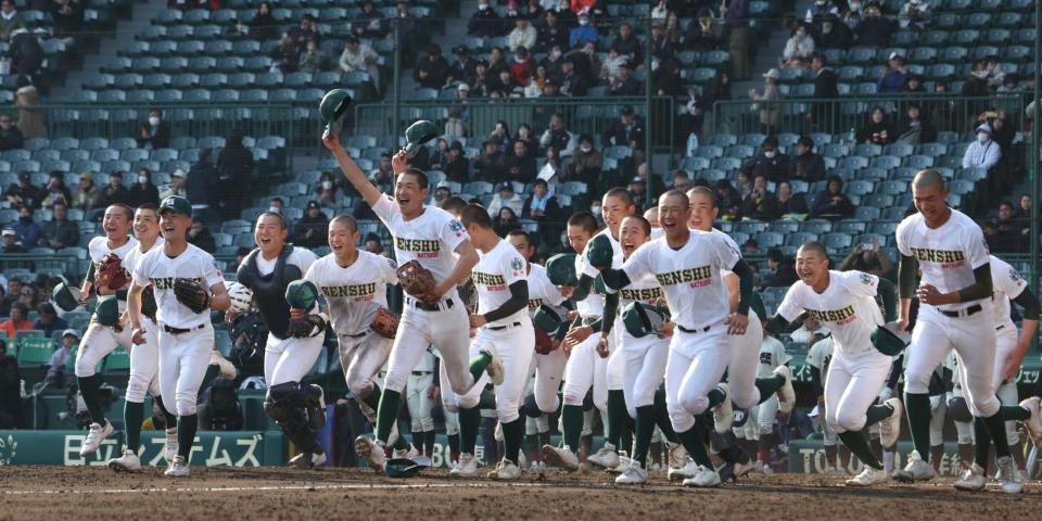 北照に勝利し、笑顔で駆け出す専大松戸ナイン（撮影・中田匡峻）