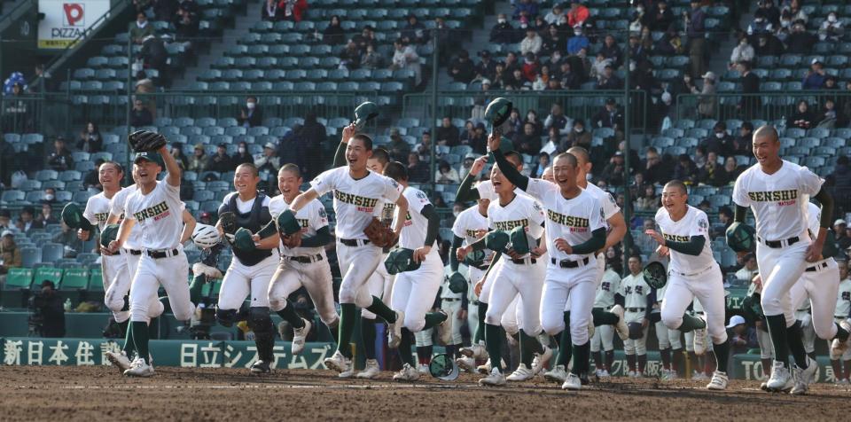 北照に勝利し、笑顔で駆け出す専大松戸ナイン（撮影・中田匡峻）