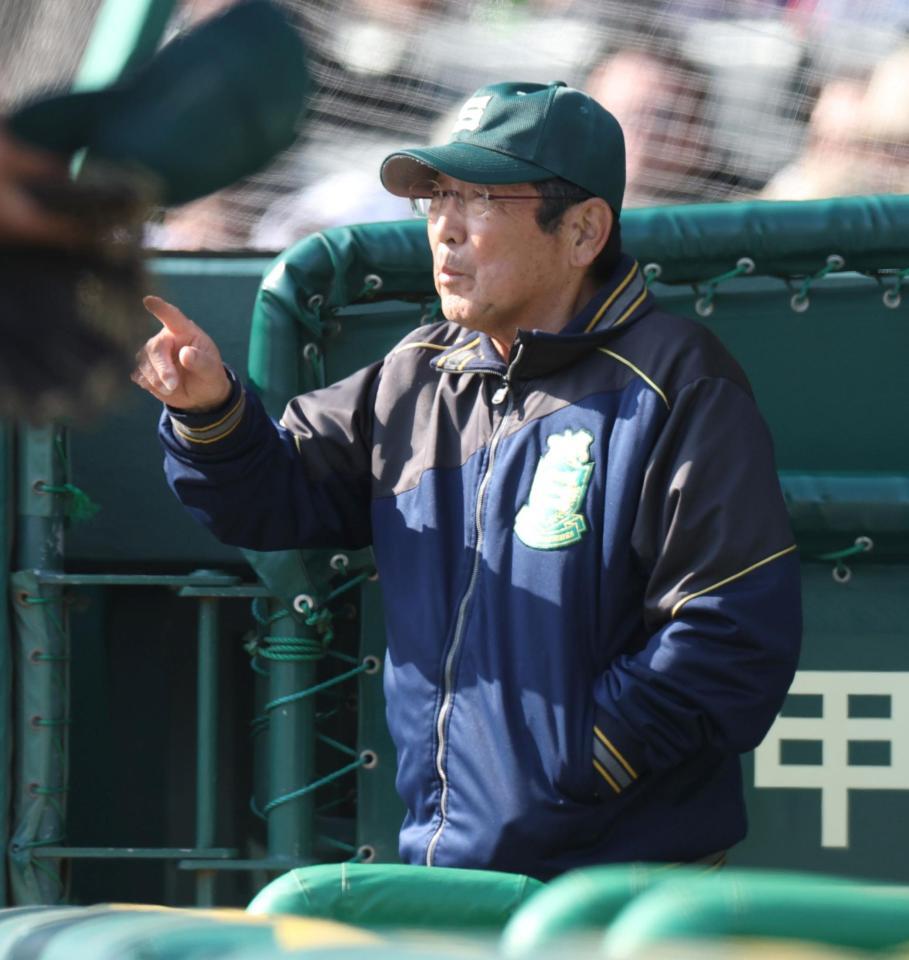 ７回、ベンチから指示を出す専大松戸・持丸修一監督（撮影・中田匡峻）