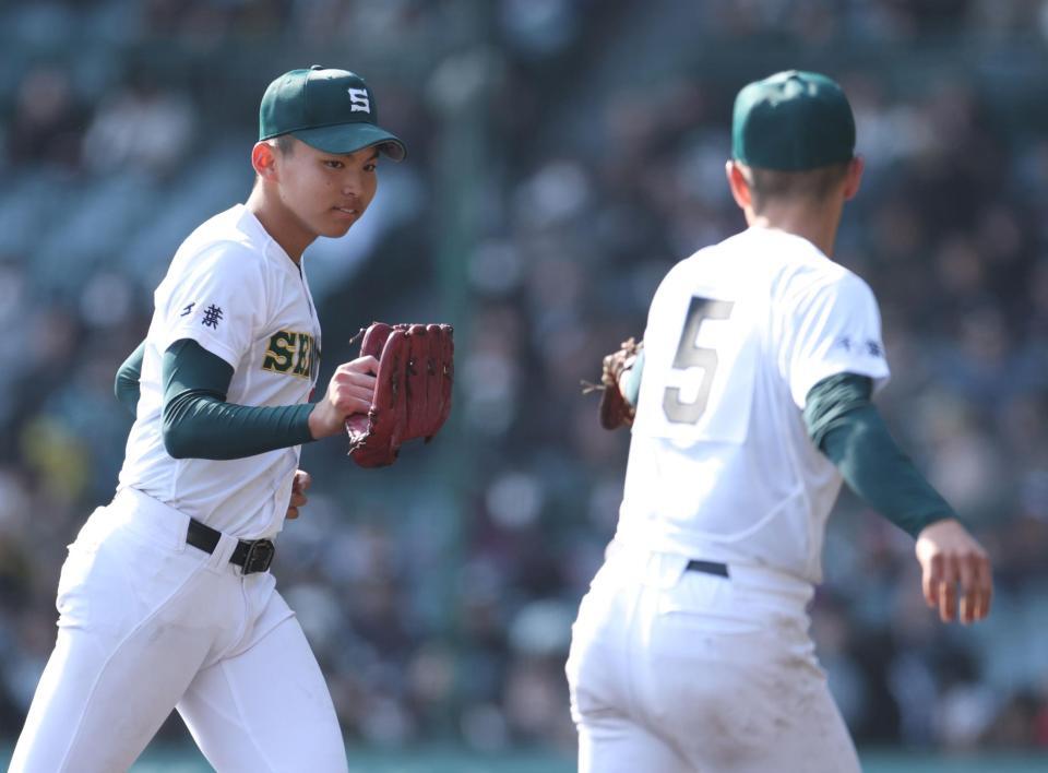 ６回を投げ終え、三塁手の専大松戸・苅部礼翔（右）とタッチを交わす門倉昂大（撮影・中田匡峻）