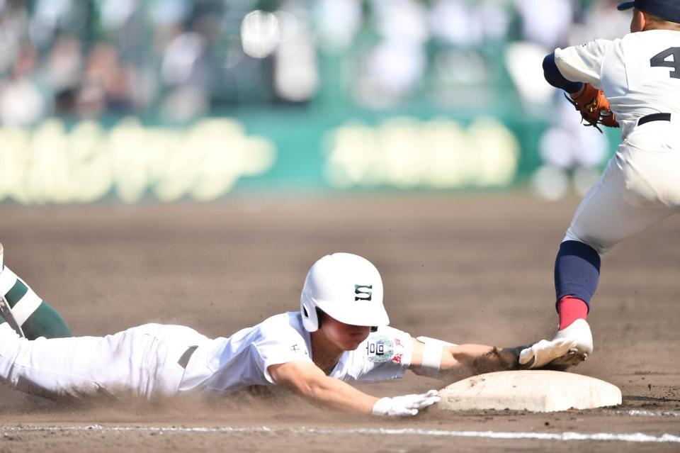 ６回、セーフティーバントで内野安打。一塁へヘッドスライディングする長谷川大納（撮影・開出牧）