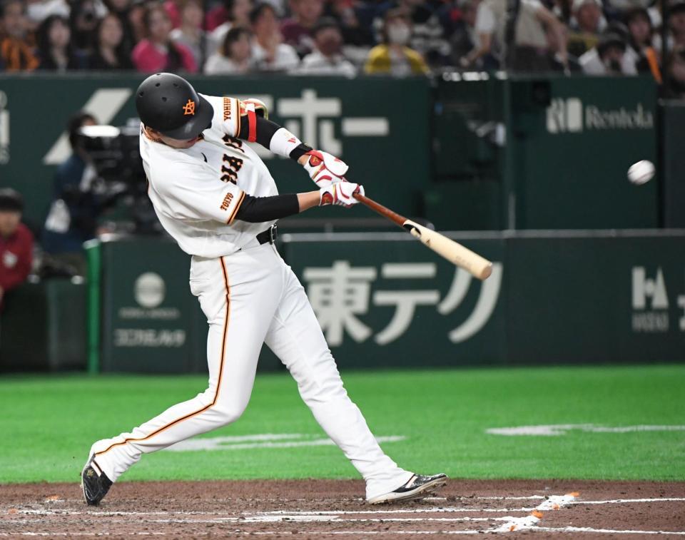 ６回、坂本は左越えに２ランを放つ（撮影・佐藤厚）