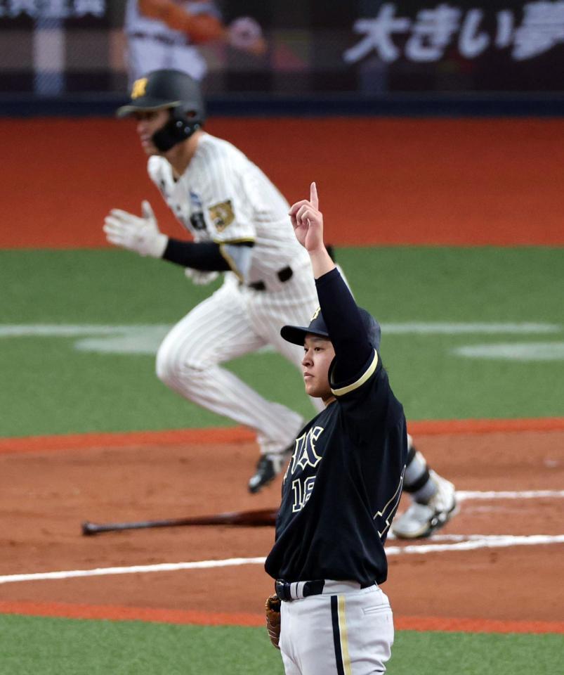 ７回、宮城は坂本を右飛に打ち取る（撮影・山口登）