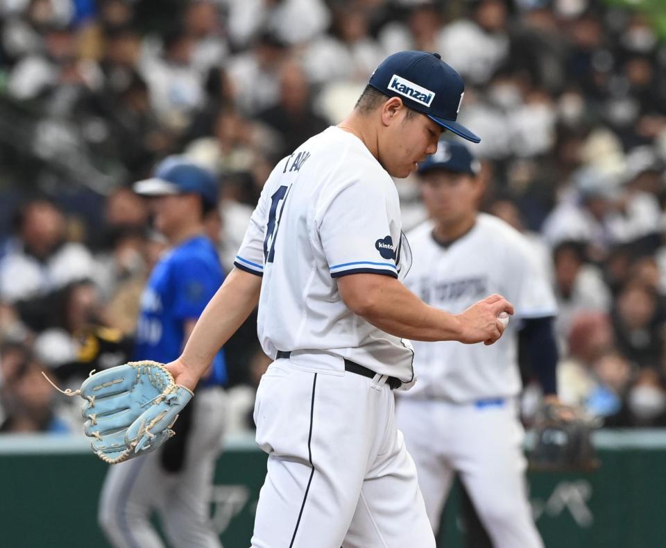 ５回、ヒュンメルに押し出し四球を与え肩を落とす平良（撮影・園田高夫）