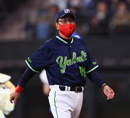 ９回、選手交代を告げる池山監督（撮影・中島達哉）