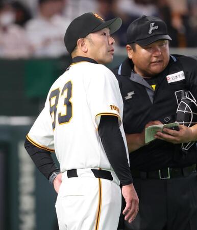 ５回を終了し、選手交代を告げる阿部監督