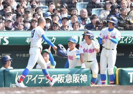 　８回、鈴木の遊ゴロの間に勝ち越しのホームを踏みナインとタッチを交わす代走・更科（左手前）（撮影・開出牧）