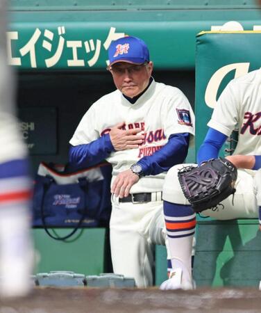 九州国際大付戦で指揮を執る神戸国際大付の青木監督