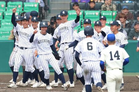 １１回、サヨナラとなる２点適時二塁打を放った九州国際大付・吉田秀成（６）を迎えて沸き上がる九州国際大付ナイン（撮影・立川洋一郎）