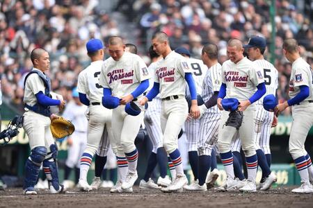 試合後の整列を終え悔しさをにじませる川中鉄平（左から２人目）ら神戸国際大付ナイン（撮影・開出牧）