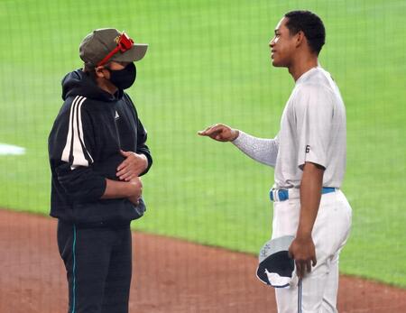 一軍に合流し、新庄監督（左）と言葉を交わす万波（撮影・中島達哉）