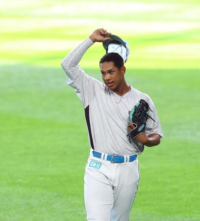 守備練習を終え、引き揚げる万波（撮影・中島達哉）