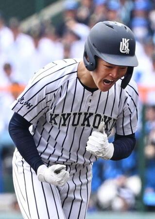 タイブレークの１１回、左翼へ逆転サヨナラ２点適時二塁打を放ち、ほえる九州国際大付・吉田