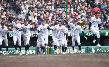 １１回、吉田秀成の左越え適時二塁打でサヨナラ勝ちし喜びを爆発させる九州国際大付ナイン（撮影・開出牧）