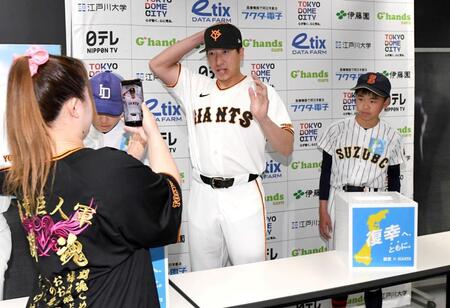 能登地方の児童と復興支援の募金活動を行う大勢（中央）＝撮影・佐藤厚