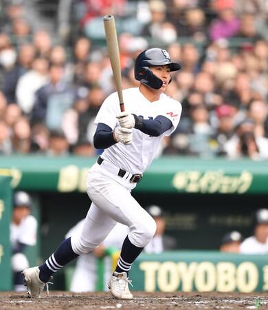 １０回、先制の右越え２点適時二塁打を放つ代打・高橋遼（撮影・開出牧）