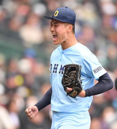 ８回、竹島黎乃を右飛に打ち取り雄たけびを上げる近江・上田健介（撮影・開出牧）