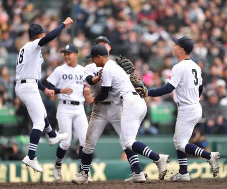 １０回、箕浦太士を遊ゴロに打ち取りナインと抱き合う大垣日大・竹岡大貴（中央手前）＝撮影・開出牧