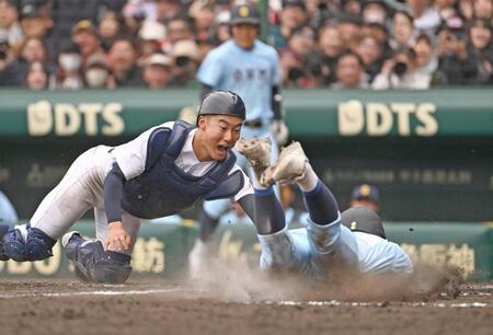 ８回、箕浦の左前打で生還を狙った二走杉本をタッチアウトにする捕手高田