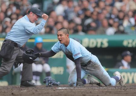 ８回、箕浦の左前打で生還を狙い、本塁タッチアウトになった二走杉本