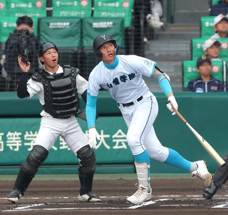 １回、左翼スタンドへソロを放つ山梨学院・菰田陽生（撮影・立川洋一郎）