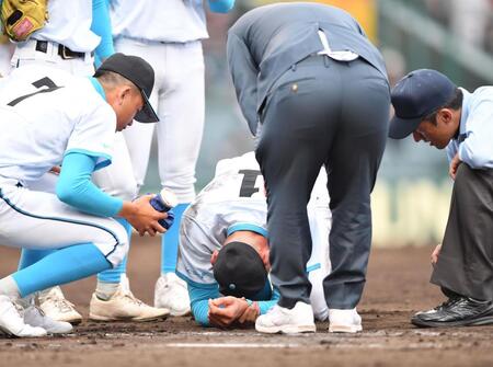 ５回、守備で負傷した左手の痛みに耐える山梨学院・菰田陽生（撮影・開出牧）