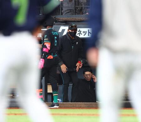 ９回引き分け試合となり、池山監督にあいさつする新庄監督（中央）＝撮影・中島達哉