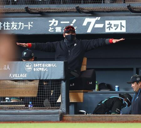 ２回、池山監督にジェスチャーする新庄監督（撮影・中島達哉）