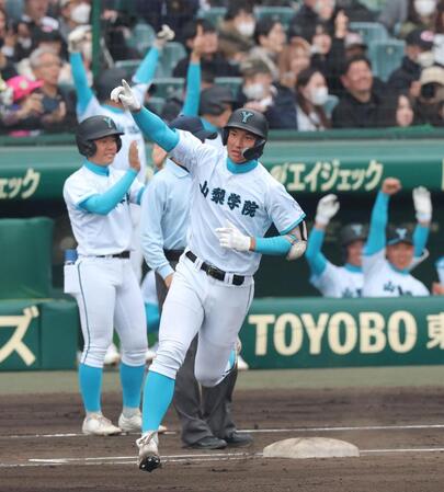 １回表山梨学院１死、ソロを放ちダイヤモンドを回る山梨学院・菰田陽生（撮影・立川洋一郎）