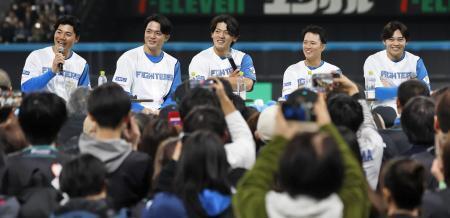　試合後、ファンの前で「決起集会」を開いた清宮幸（左端）ら日本ハムナイン＝エスコンフィールド