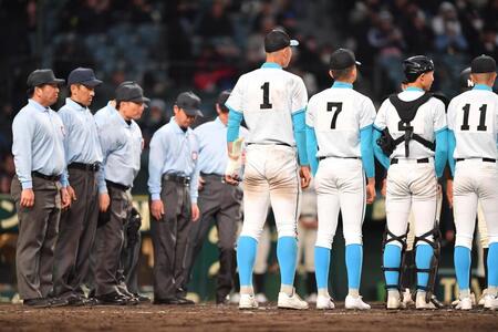試合後、負傷した左手に包帯を巻いて整列する山梨学院・菰田陽生（１）＝撮影・開出牧