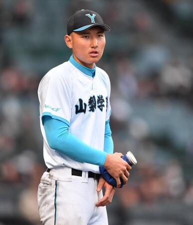 交代した山梨学院・菰田陽生は負傷した左手をアイシングする（撮影・開出牧）