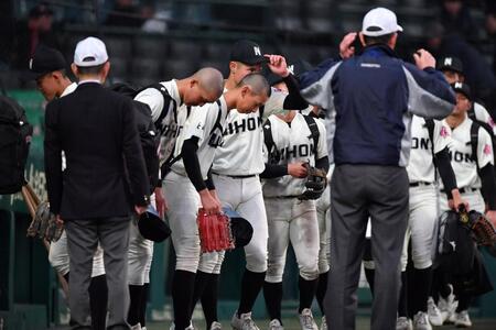 初戦敗退しグランドに一礼して引き揚げる長崎日大ナイン（撮影・開出牧）