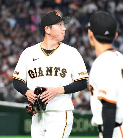 ５回に登板し１回３安打４失点の戸郷（撮影・佐藤厚）