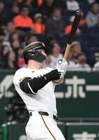 　１回、キャベッジは先頭打者本塁打を放つ（撮影・佐藤厚）