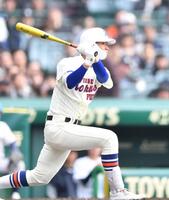 ６回、同点の中前適時打を放つ田中翔麻（撮影・開出牧）