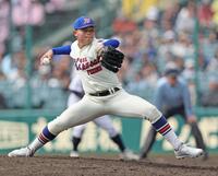 ８回裏、２番手で登板した神戸国際大付の豊岡