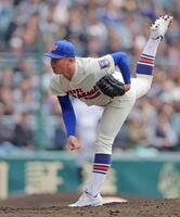 ８回裏、２番手で登板した神戸国際大付の豊岡