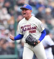 １０回、渡辺流を左飛に打ち取り雄たけびを上げる豊岡速伍（撮影・開出牧）