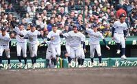１１回、吉田秀成の左越え適時二塁打でサヨナラ勝ちし喜びを爆発させる九州国際大付ナイン（撮影・開出牧）