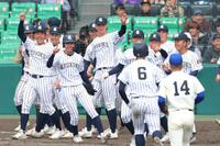 １１回、サヨナラとなる２点適時二塁打を放った九州国際大付・吉田秀成（６）を迎えて沸き上がる九州国際大付ナイン（撮影・立川洋一郎）