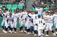 １１回、サヨナラとなる２点適時二塁打を放った九州国際大付・吉田秀成（６）を迎えて沸き上がる九州国際大付ナイン（撮影・立川洋一郎）