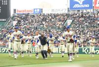 延長タイブレークの末に九州国際大付に惜敗し引き揚げる神戸国際大付ナイン（撮影・開出牧）